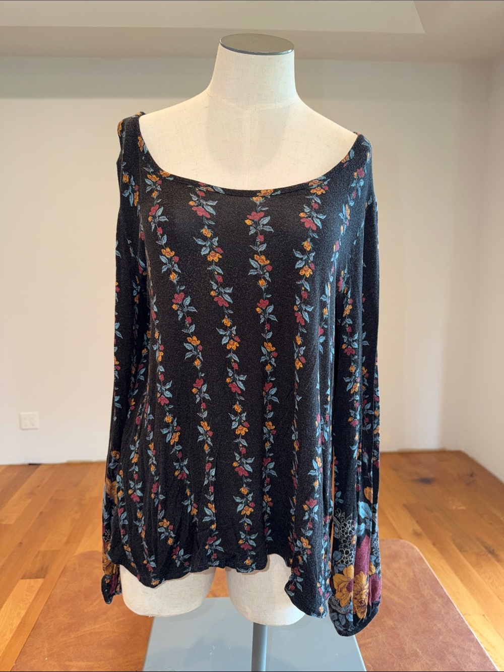 Women's Black Floral Long-Sleeve Scoop Neck Top